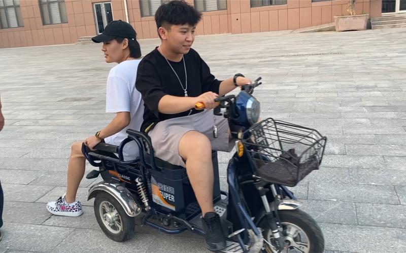 拉風帥氣電動三輪車